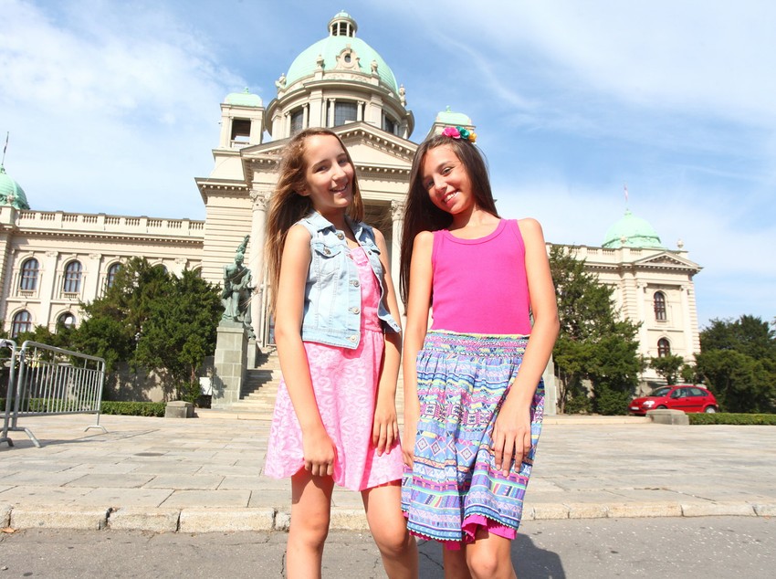 Ivona Rambosek i Anđelija Milenković ispred Narodne skupštine