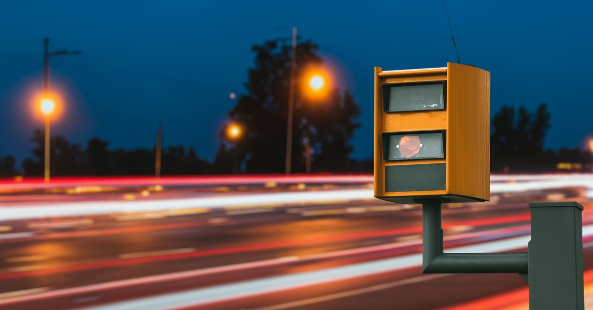 Koniec z pobłażaniem! Sejm uchwalił rewolucyjną nowelizację Prawa Drogowego. Za szybką jazdę będzie można trafić za kratki. Kiedy nowe przepisy za przekroczenie prędkości wejdą w życie?