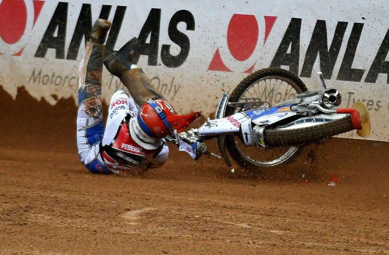 Upadek Duńczyka Nickiego Pedersena podczas żużlowego Grand Prix Polski w Warszawie