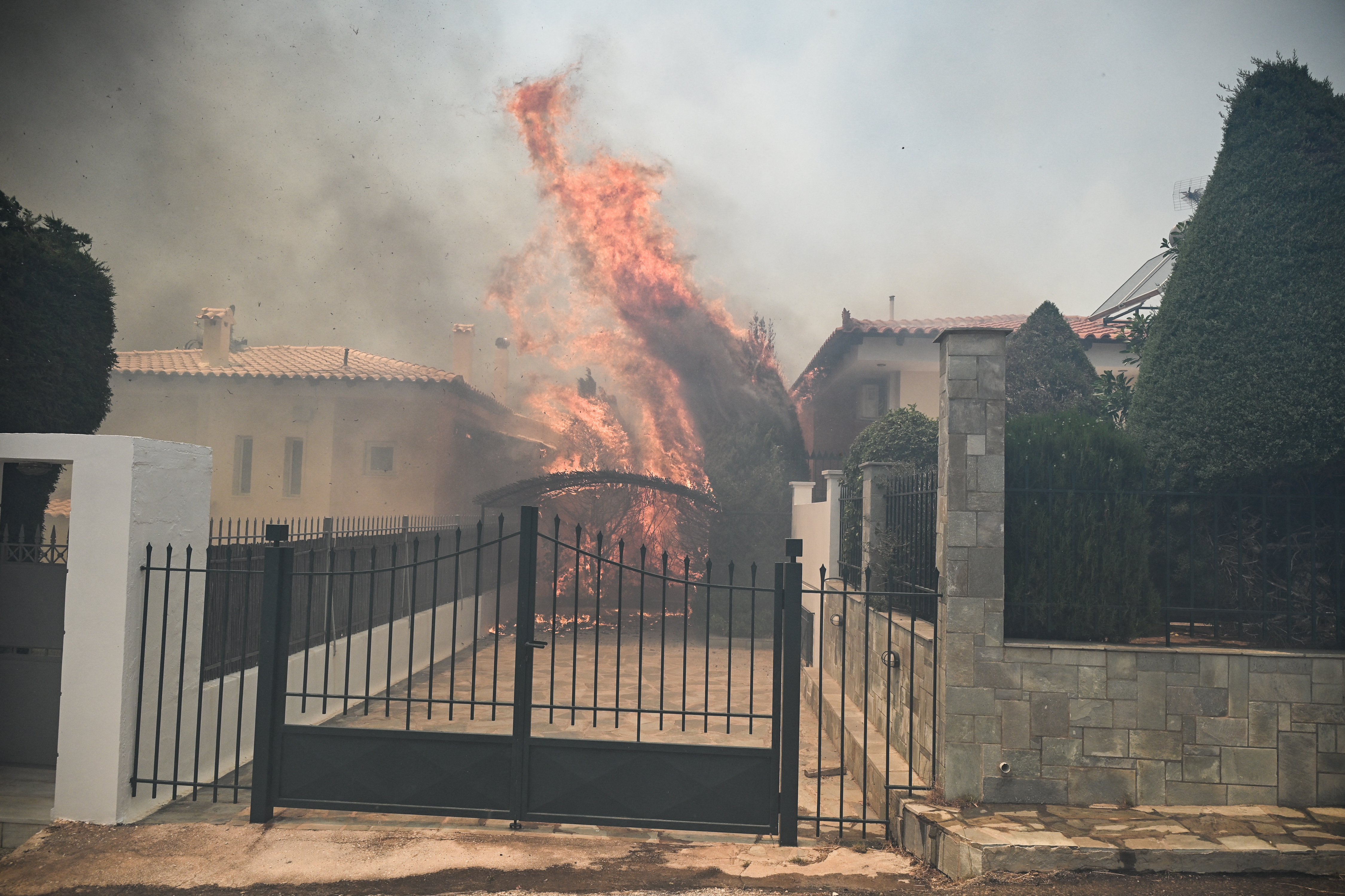 Grecia solicita ayuda europea contra incendios forestales