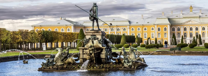 2. miejsce: Peterhof - zespół pałacowo-ogrodowy założony przez cara Piotra I. Wielki Pałac (1714-1721) został zaprojektowany przez Jeana-Baptiste'a Le Blonda. Wielki Pałac stoi pośrodku parku, którego górna część stanowi park francuski z m.in. fontanną Neptuna wykonaną w 1658 roku w Norymberdze dla uczczenia końca wojny trzydziestoletniej. W 1782 roku została sprzedana carewiczowi Pawłowi.