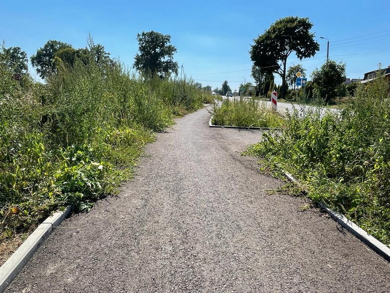 Początek ścieżki w Wiśle Wielkiej, za skrzyżowaniem z ulicą Brzozową - 05.08.2022 - autor: pless.pl