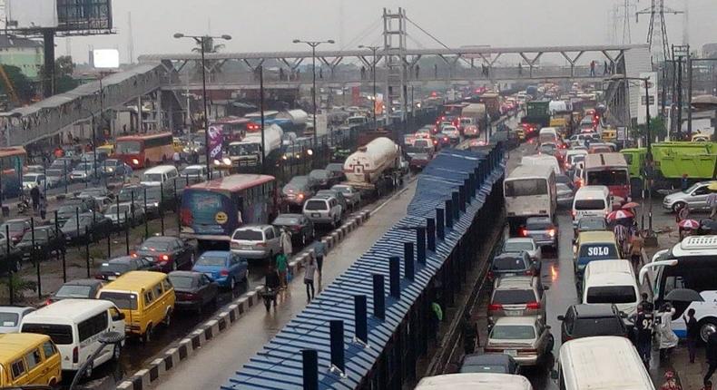 Morning Downpour Throws Ikorodu Road into heavy traffic (Silverbird TV)