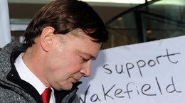  Andrew Wakefield wygłasza oświadczenie w siedzibie General Medical Council w Londynie. 2010 rok. 