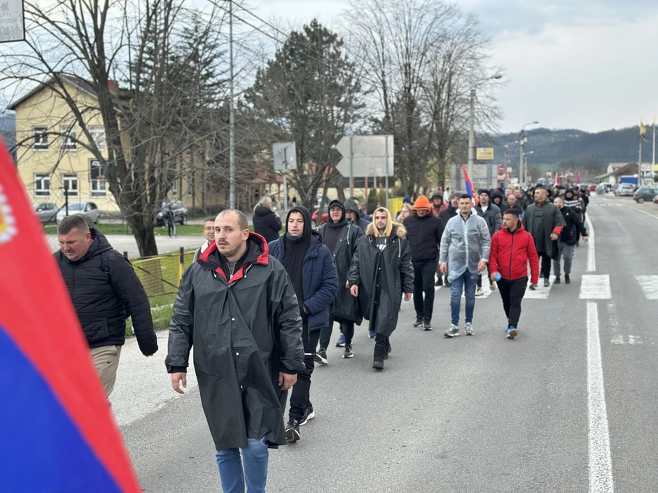 Srbi sa Kosova koji pešače do Beograda stigli u Kraljevo