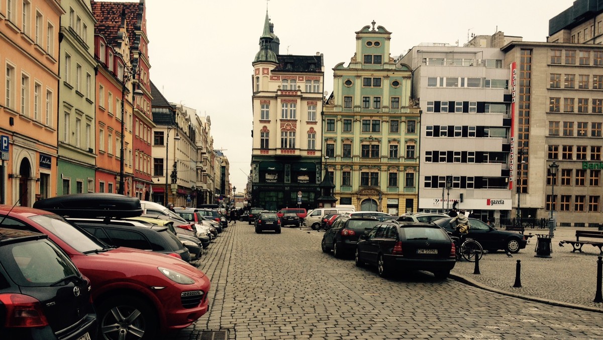 Decyzją rady miejskiej Wrocławia, w mieście nie będą dłużej pobierane opłaty za parkowanie w soboty. Za takim rozwiązaniem głosowali wszyscy radni. Zmiany wejdą w życie od 1 stycznia 2017 roku.