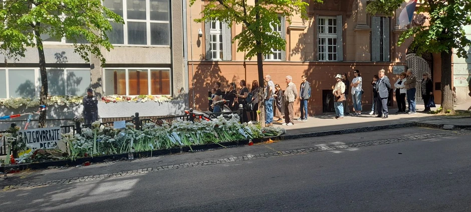 Otvorena knjiga žalosti, građani u redu čekaju da se upišu