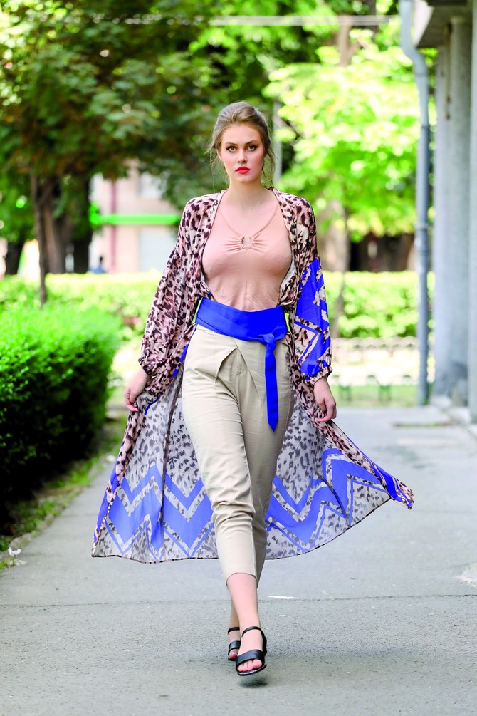 Majica „Tiffany“, pantalone i kaftan „P.... S.... fashion“, sandale „Metro“