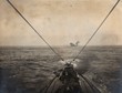 Niemiecki U-boot zatapiający statek handlowy na Oceanie Atlantyckim, 1915 rok