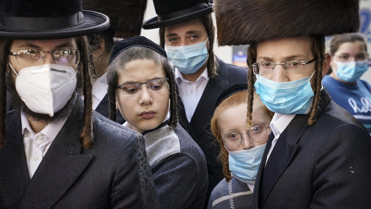 Członkowie ortodoksyjnej społeczności żydowskiej rozmawiają z dziennikarzem o ograniczeniach wprowadzonych z powodu pandemii w dzielnicy Borough Park, 7 października 2020 r.