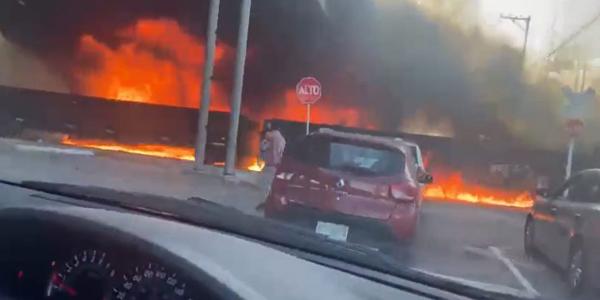 Wypadek ciężarówki przewożącej paliwo spowodował potężny pożar w Meksyku.