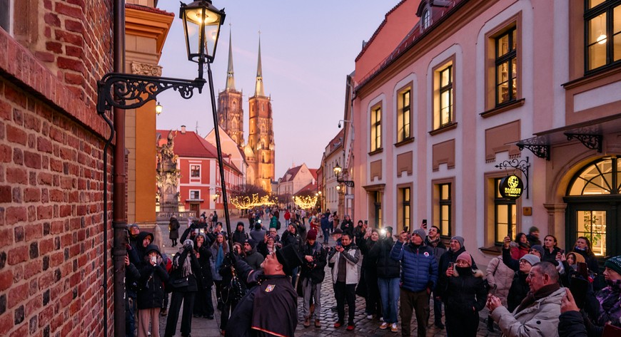 Latarnik odziany w kostium z epoki przemierza o zmierzchu i poranku najstarszą część miasta, aby za pomocą 2,5-metrowej sztycy zapalić bądź wygasić każdą z 99 latarni. 