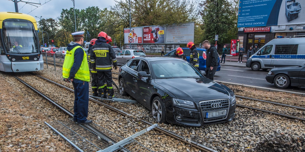 Wypadek na Zachodniej przy Lutomierskiej w Łodzi. Samochód na torowisku. Tramwaje spóźnione, korki w centrum