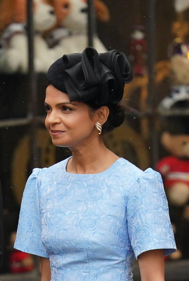 Akshata Murty, żona premiera Wielkiej Brytanii, w czarnym fascynatorze