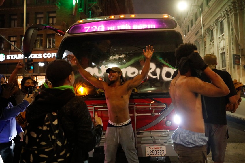 Mnogi demonstranti iskazivali su svoje nezadovoljstvo dizanjem ruku u vazduh.