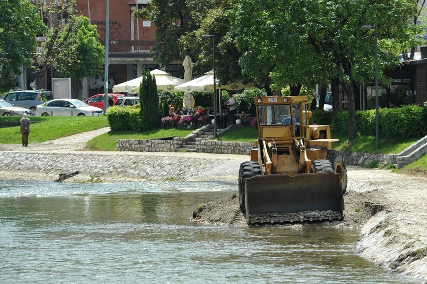 Naneti mulj se nataložio do pešačke staze