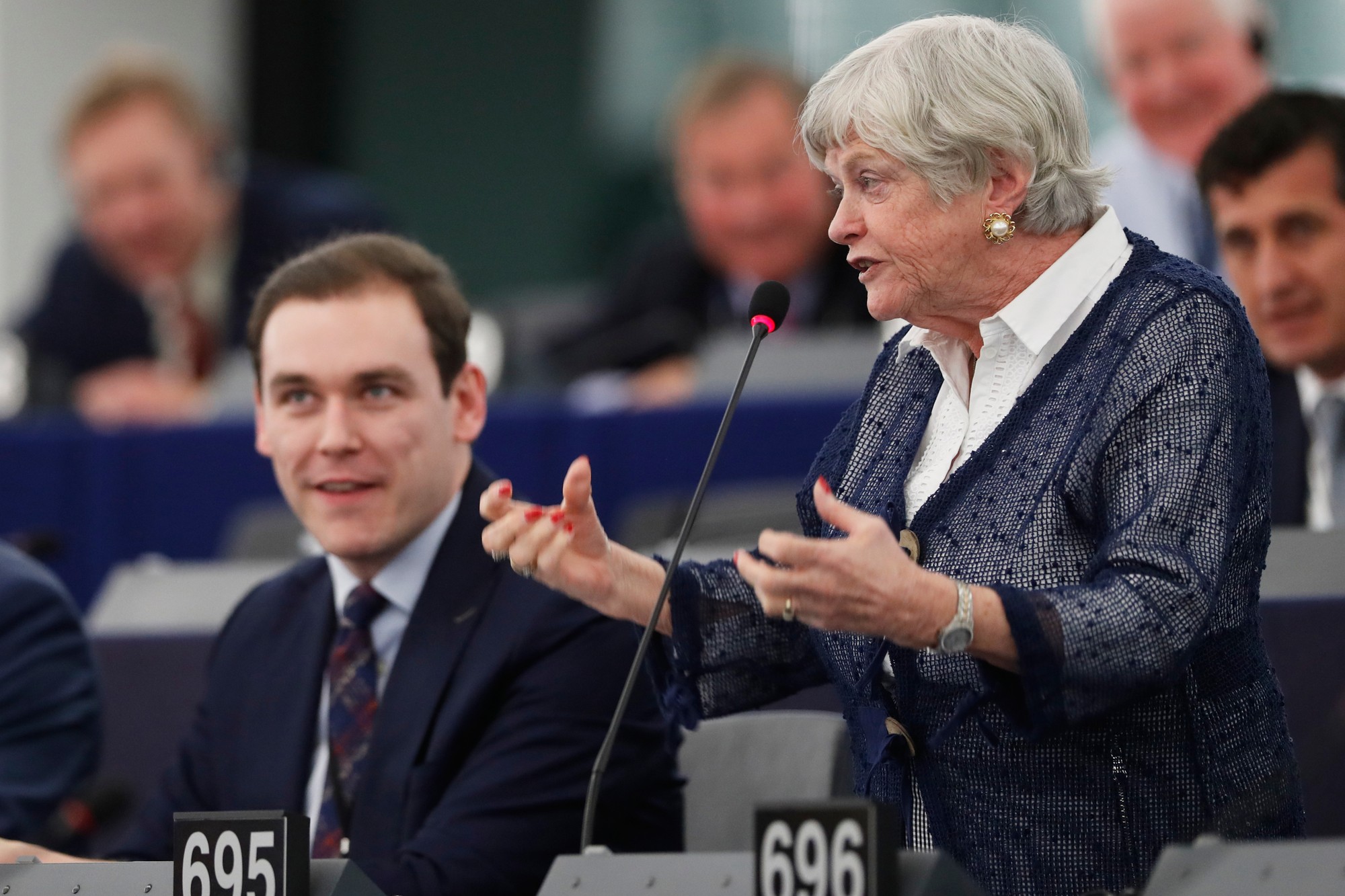  Britská poslankyňa Európskeho parlamentu Ann Widdecombeová (vpravo) zo strany Brexit vystupuje počas rozpravy v Európskom parlamente. 