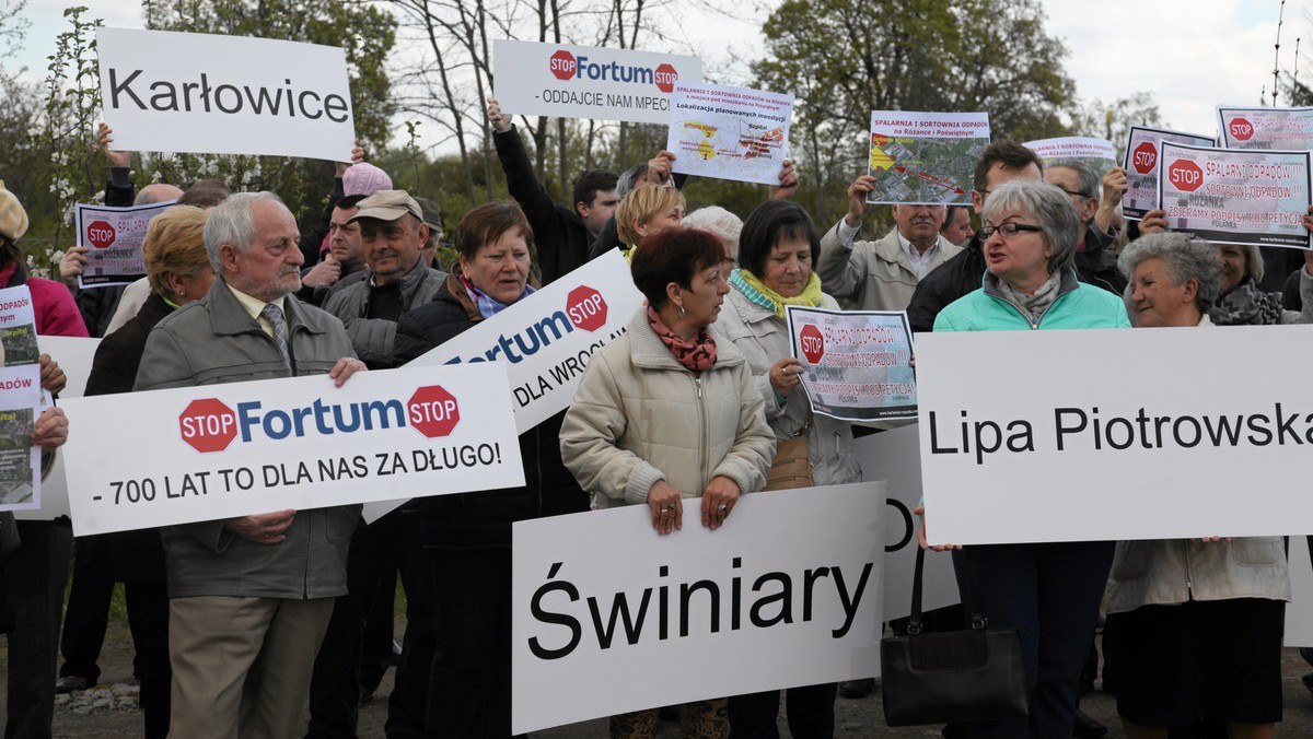 Mieszkańcy Różanki protestowali dziś przed działką przy ul. Obornickiej. To właśnie tam ma powstać elektrociepłownia wybudowana przez firmę Fortum. Mieszkańcy obawiają się, że inwestycja może pogorszyć jakość ich życia, o czym informuje "Gazeta Wyborcza".