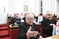 Kardynał Henryk Gulbinowicz (C) i bp Henryk Ciereszko (P) podczas obrad w ramach 378. Zebrania Plenarnego Konferencji Episkopatu Polski,