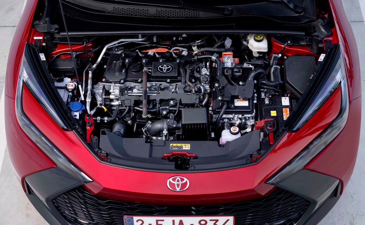 Toyota C-HR silnik hybryda 1.8 czerwony kolor