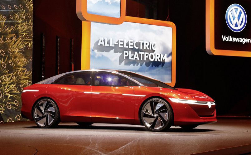 Z pomocą takich modeli jak I.D. VIZZION do roku 2025 niemiecki koncern zamierza sprzedawać rocznie przynajmniej 1 mln aut z napędem elektrycznym i stać się liderem rynku w dziedzinie e-mobilności