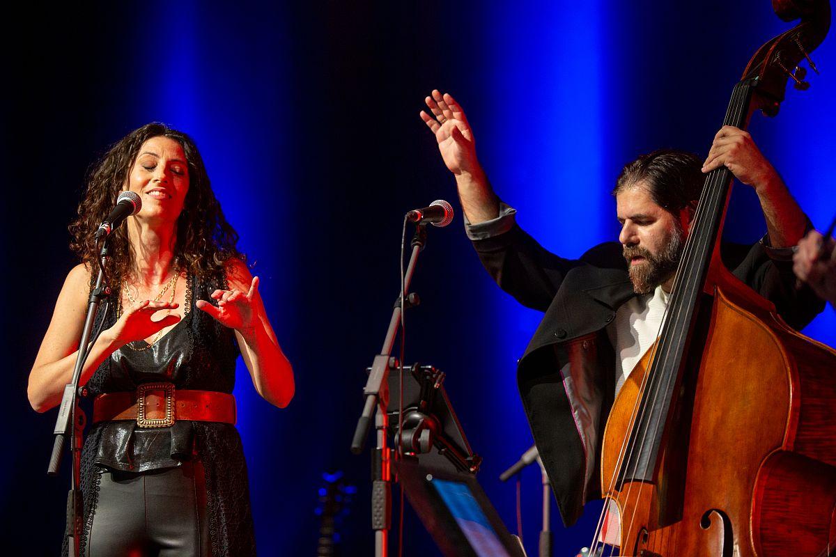 Speváčka Enav Ephrat a kontrabasista Gilad Ephrat.