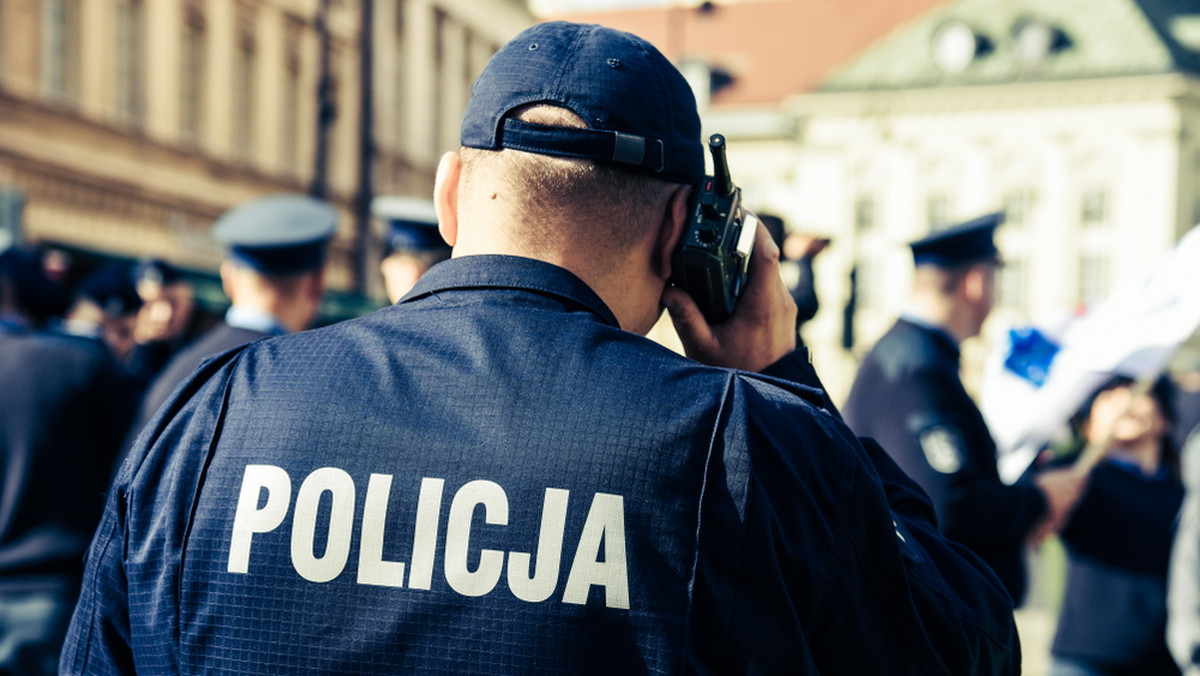 Nietypową skargę skierował do Komendy Wojewódzkiej Policji w Lublinie emerytowany profesor KUL ks. Zygmunt Zieliński. Duchownemu nie spodobało się, że dwóch funkcjonariuszy nie zdjęło czapek po wejściu do kościoła w centrum miasta. Policja zajęła się sprawą.