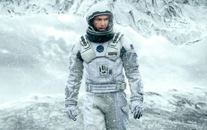 "Interstellar" to historia naukowców badających możliwość podróżowania w czasie i przestrzeni. Z niewielkich opisów fabuły, które ujawniono, wiadomo, iż bohaterem będzie Cooper (Matthew McConaughey), który ze swoją ekipą zostaje wysłany z umierającej Ziemi na poszukiwania nowego domu dla ludzkości. Na ekranie McConaugheyowi partnerują Anne Hathaway, Jessica Chastain, Casey Affleck, Michael Caine, David Oyelowo, Wes Bentley, John Lithgow, Ellen Burstyn, Topher Grace, David Gyasi, Mackenzie Foy, Bill Irwin oraz Timothée Chalamet