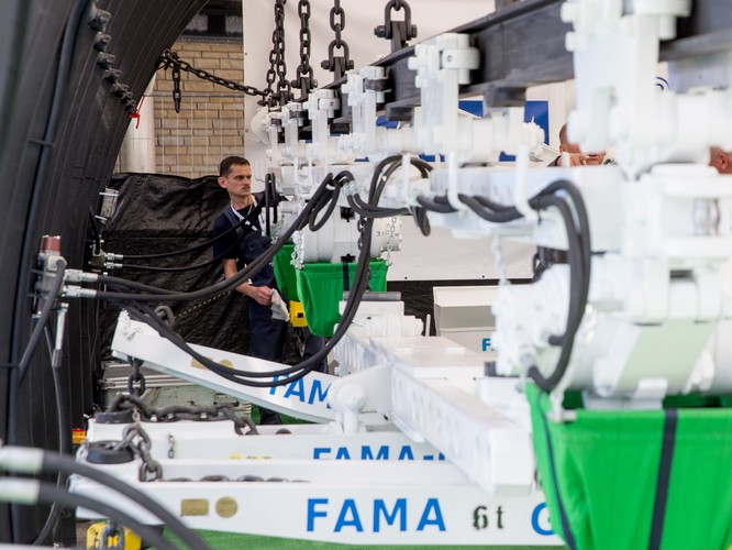 „Górnictwo węgla kamiennego i brunatnego daje prawie 0,5 mln miejsc pracy, płaci do budżetu państwa i do budżetów lokalnych miliardowe podatki, napędza koniunkturę. Możemy się poszczycić nowoczesnymi rozwiązaniami. Nie ustępujemy w świecie, jeżeli chodzi o know-how w dziedzinie górnictwa” - mówił Olszowski.
<br>
„Zachęcam do zapoznania się z tym rozwiązaniami – z automatyzacją, z robotyzacją. Jeżeli ktoś powie państwu, że tak szeroko rozumiany przemysł górniczy to jest przemysł schyłkowy, zmierzchły, to powiedzcie mu, że mu nie wierzycie i że to jest nieprawda” - zaznaczył szef branżowej izby.

<br><br>mtb/ akp/ son/<br> fot. (mr) PAP/Andrzej Grygiel