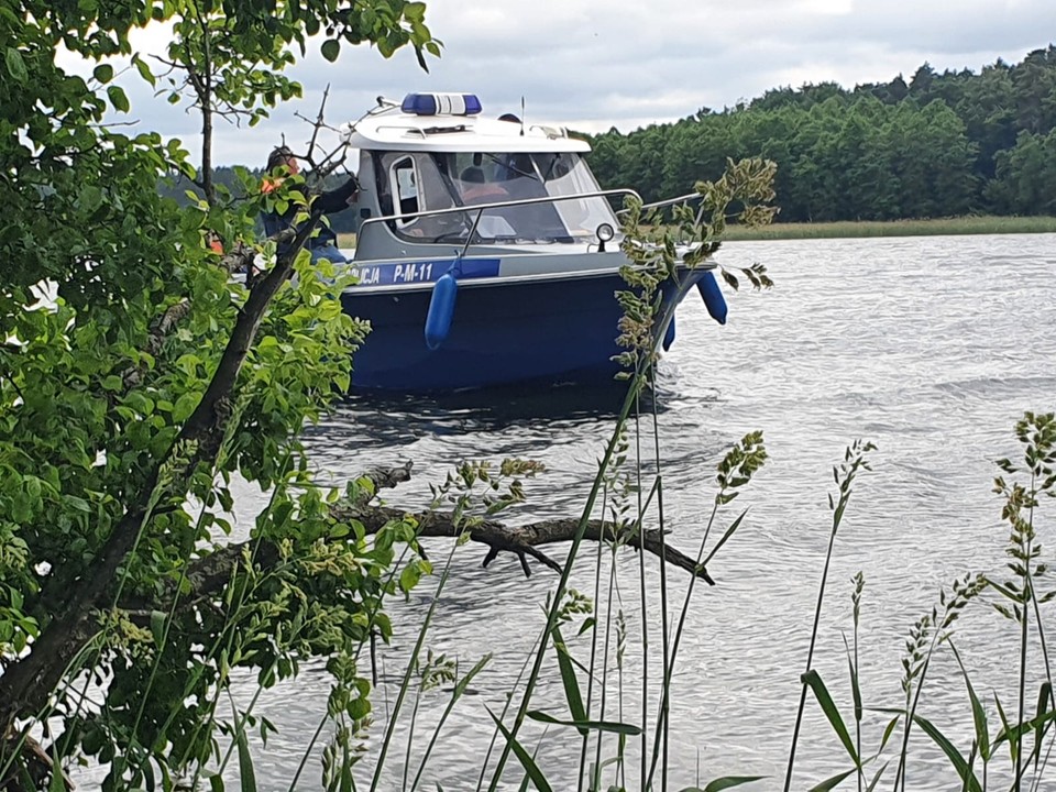 Trzecia doba poszukiwań 55-letniego mężczyzny, który wpadł do Jeziora Rajgrodzkiego