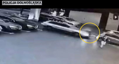 Horror na parkingu centrum handlowego. Audi wjechało w nastolatkę i dziecko. Nagranie mrozi krew w żyłach