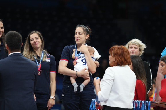 Jelena Bruks sa sinom na postolju