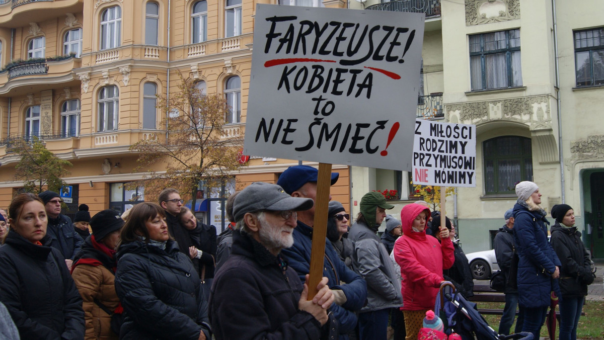 Protest poparli mężczyźni, odzew jest niesamowity. Koleżanki z Ameryki Łacińskiej, w której za aborcję można nawet trafić do więzienia, nie mogą się nadziwić, że tylu facetów wspiera polskie kobiety. Zazdroszczą nam - mówi Marta Lempart, inicjatorka i liderka Ogólnopolskiego Strajku Kobiet w rozmowie z Edytą Brzozowską. Protest przeciwko zaostrzeniu ustawy o aborcji, zakazującemu przerwanie ciąży nawet w wypadku ciężkiego uszkodzenia płodu, rozpocznie się w piątek 23 marca o godzinie 15.00 pod Sejmem na ul. Wiejskiej w Warszawie. Stamtąd manifestantki i manifestanci przejdą na ul. Nowogrodzką, pod siedzibę partii PiS.