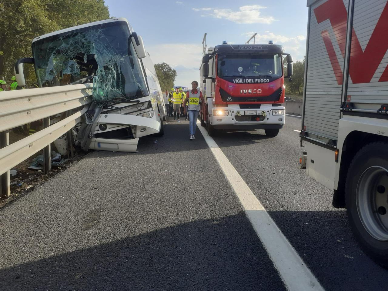 Pri nehode turistického autobusu v Taliansku zahynula jedna osoba a 15 sa zranilo.