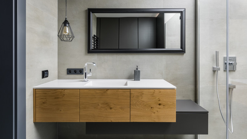 Szara łazienka - aranżacje i inspiracje dla małej łazienki z drewnem