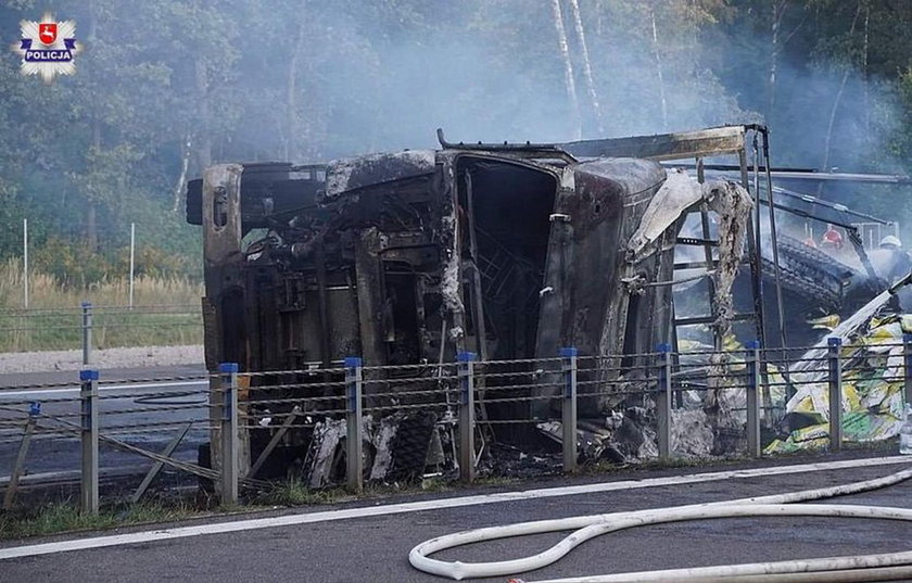 Pożar ciężarówki w lubelskim. Kierowca chciał wejść do płonącego auta