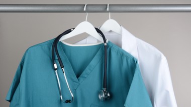 medycyna dwóch prędkości? raport nil ujawnia przepaść między „starymi”