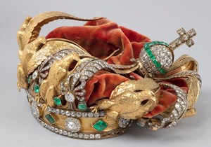 Čuveni francuski muzej Luvr je objavio prve fotografije krune posle pljačke, tokom koje je oštećena | Foto: Louvre Museum