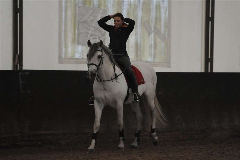 Kinga Rusin bez makijażu na koniu