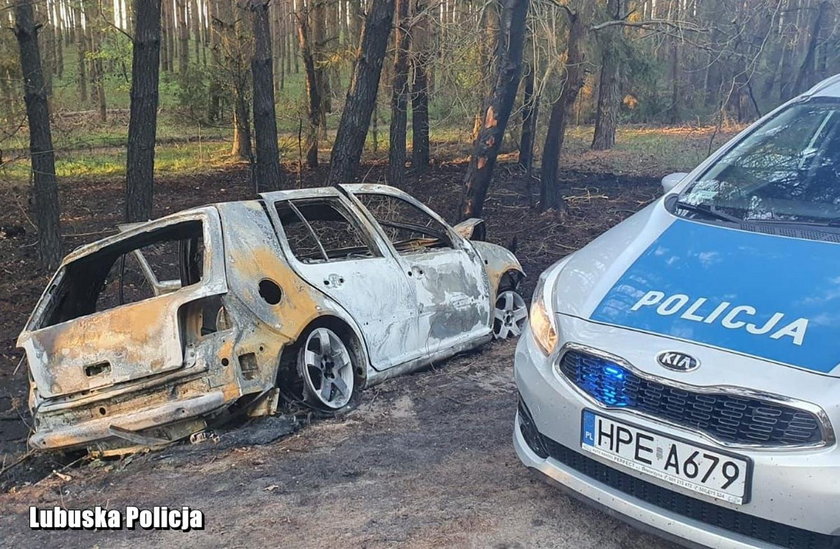 Uderzył w drzewo i uciekł. Od płonącego auta zajął się las