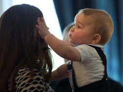 Nie dla niego konwenanse: synek skonsumował publicznie księżną Catherine