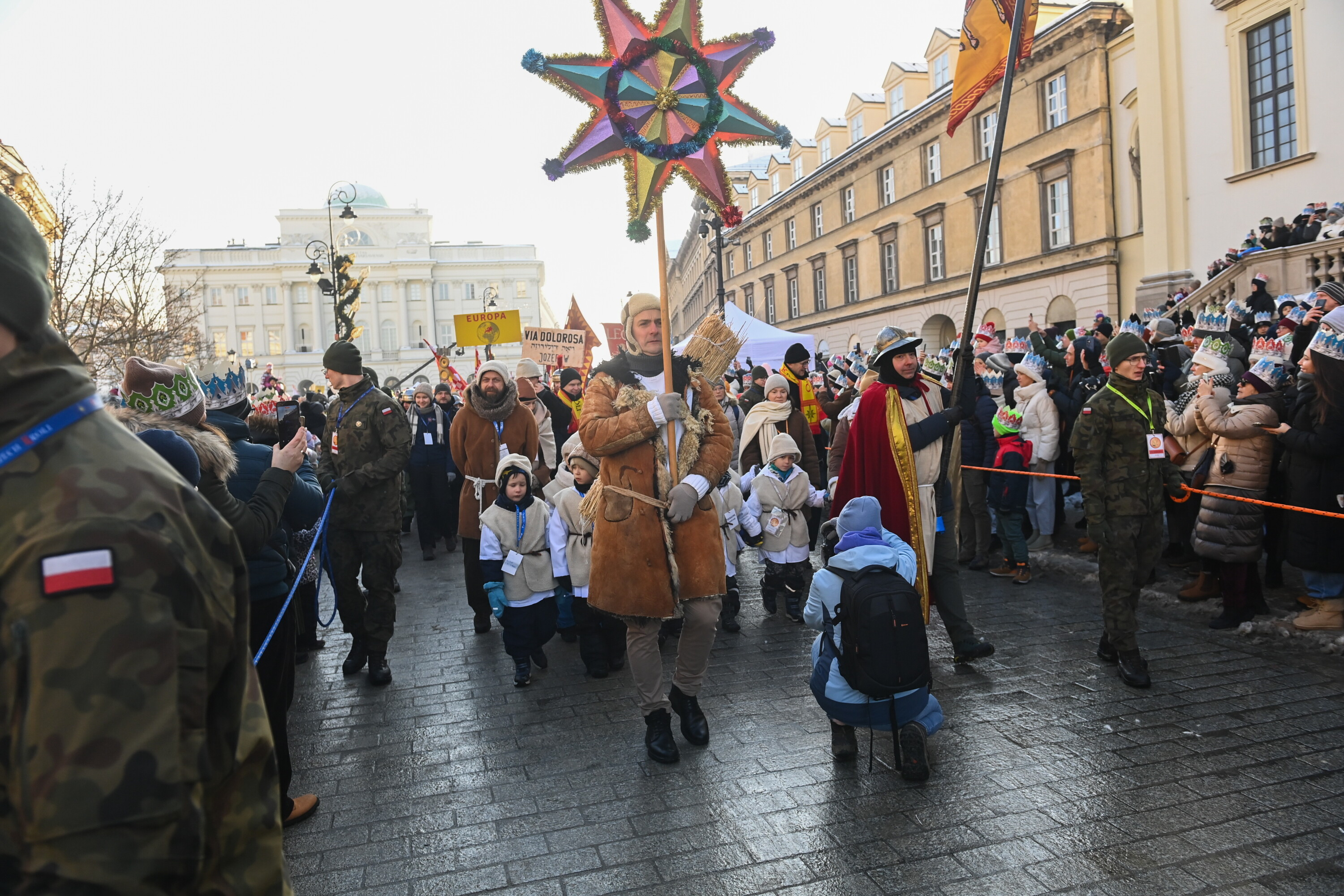 Orszak w Warszawie: 400 aniołków, półtoraroczny Jezus i Królowie z 3 kontynentów