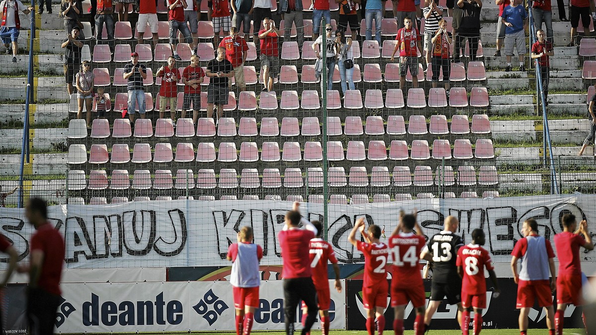 Kibice protestują przeciwko karom nakładanym przez klub.