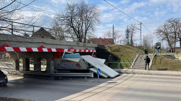 Vasúti aluljáróba szorult egy kisteherautó Szigetszentmiklóson / Fotó: baleset-info.hu