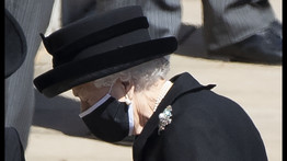 Összetört a gyásztól: ezért ült a családjától külön II. Erzsébet királynő Fülöp temetésén – fotó