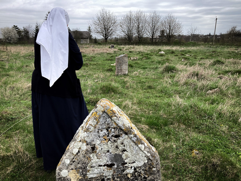 Polska zakonnica modli się w miejscu zniszczonego, żydowskiego cmentarza w okolicy Buczacza w Ukrainie
