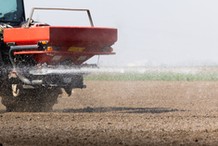 OPZZ ostrzega przed wyłączeniem nawozów z CBAM. Chodzi o bezpieczeństwo żywności i niezależność Europy