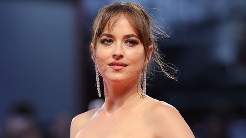 Álomszép, tűzpiros ruha, csak sajnos nem Dakota Johnson stílusa
