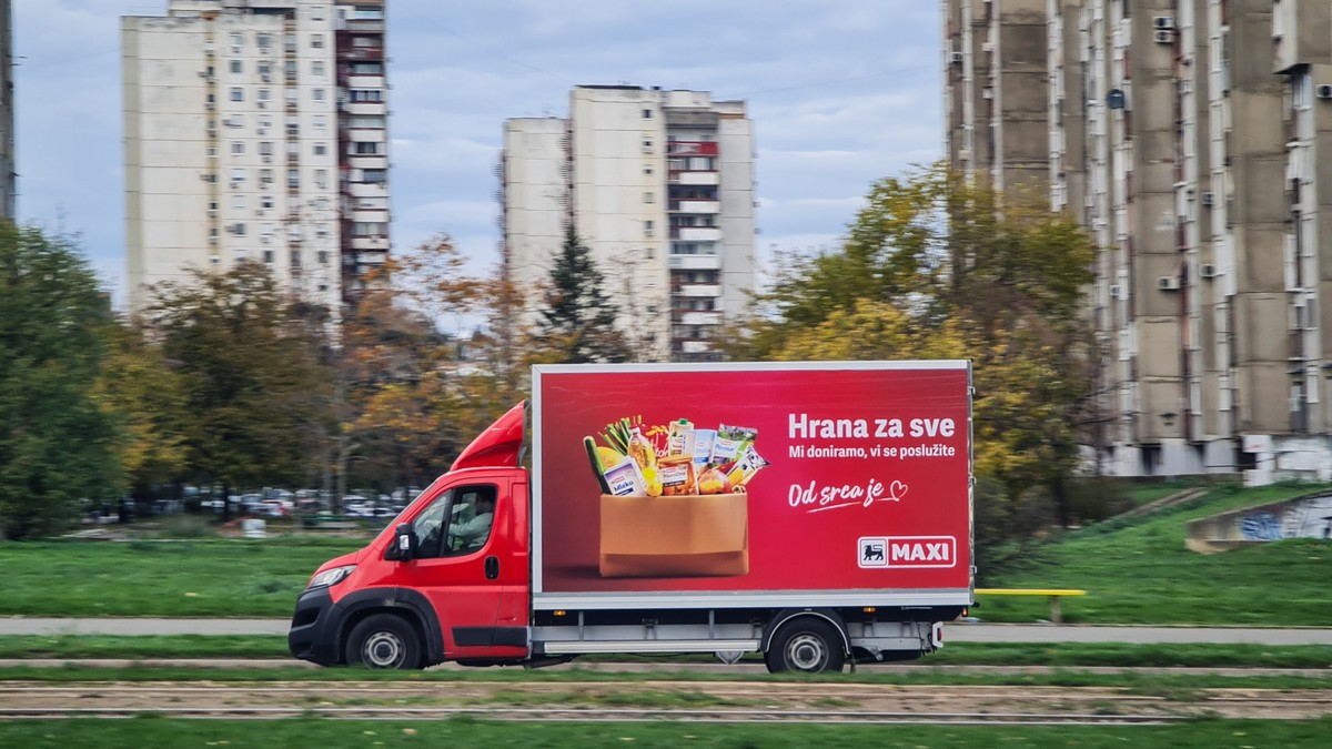 Vozilo iz koga se isporučuju donacije građanima