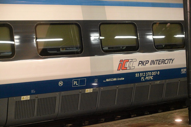 Pociąg nie ma jeszcze odpowiednich certyfikatów, do Wrocławia przyjechał więc pchany przez lokomotywę PKP Cargo.